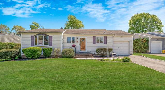 Photo of 19 Cynthia Ln, Plainview, NY 11803