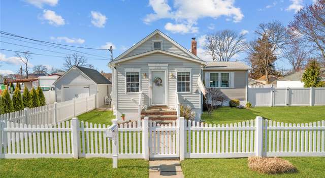 Photo of 1570 1st St, West Babylon, NY 11704
