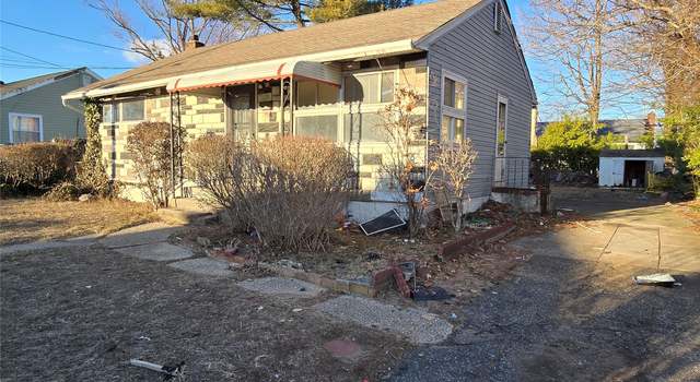 Photo of 23 Essen Dr, Amityville, NY 11701