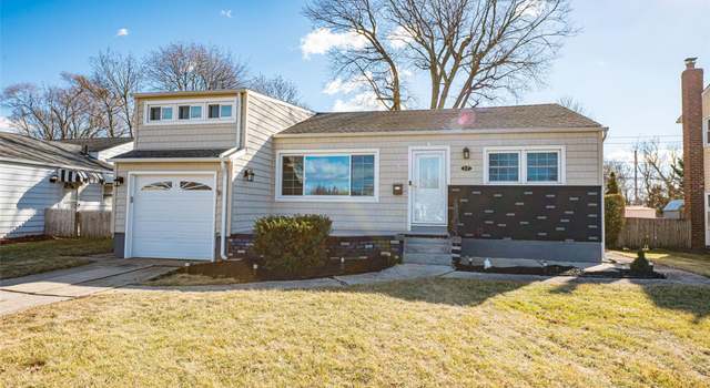 Photo of 17 Parc Ln, Hicksville, NY 11801
