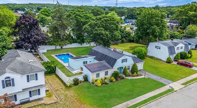 Photo of 15 Carnegie Dr, Farmingville, NY 11738