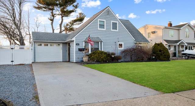 Photo of 15 Elm Dr W, Levittown, NY 11756