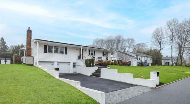 Photo of 7 Beverly Ln, East Moriches, NY 11940