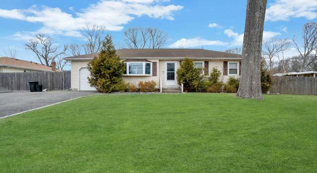 Photo of 92 S Evergreen Dr, Selden, NY 11784