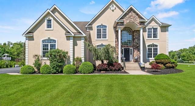 Property at 3 Kings Dr, Middletown, NY 10941, 4 beds, 2.5 baths