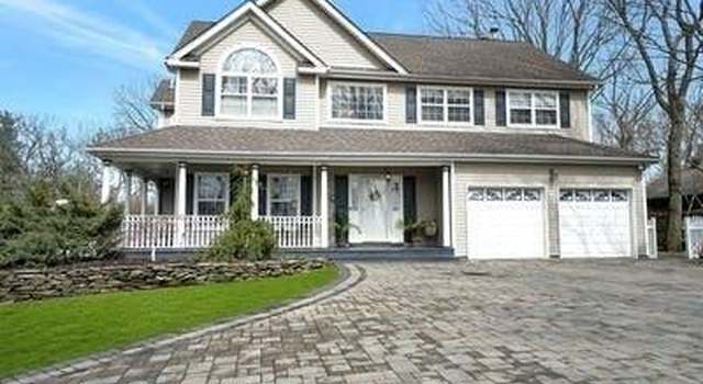 Photo of 5 Looking Glass Ct, Smithtown, NY 11787