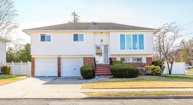 Photo of 21 Garynson Ct, Plainview, NY 11803