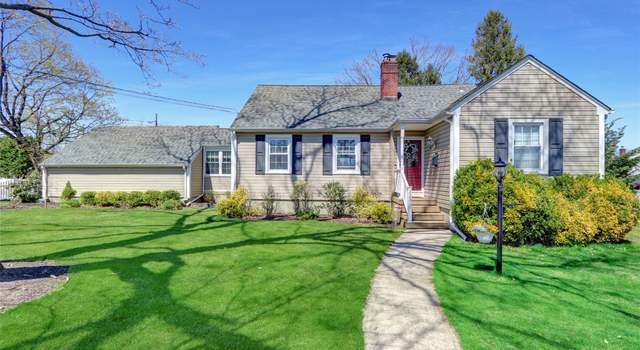 Photo of 323 Montgomery Ave, West Babylon, NY 11704