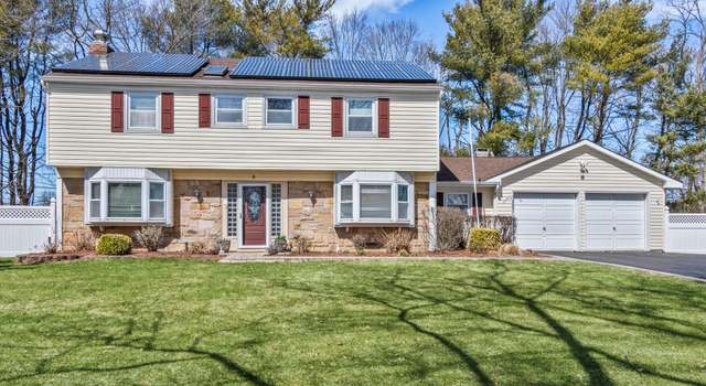 Photo of 8 Teak Ct, Lake Grove, NY 11755