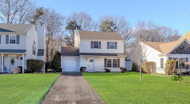 Photo of 8 Woodchuck Trl, Coram, NY 11727
