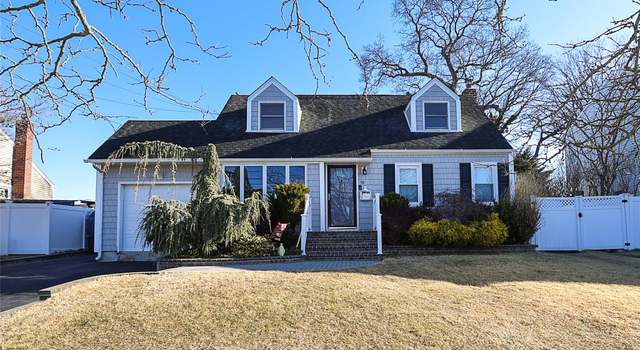 Photo of 38 Scott St, Massapequa Park, NY 11762