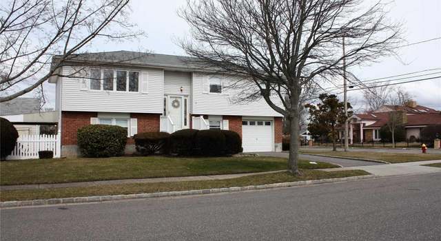Photo of 5 Curlew Pl, Massapequa, NY 11758