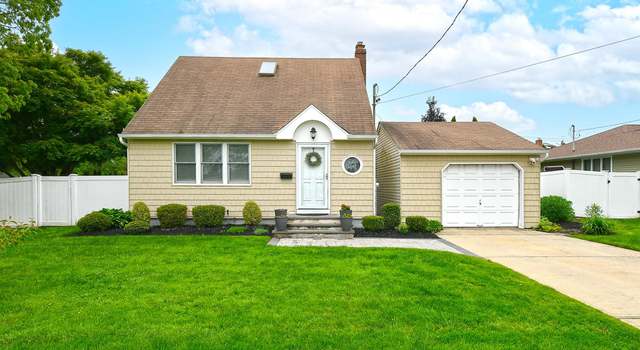 Photo of 20 Kossuth St, Deer Park, NY 11729
