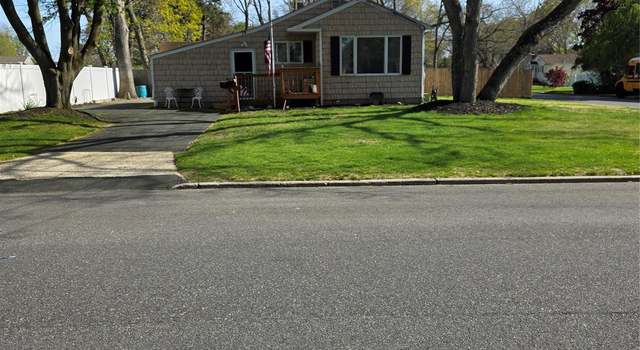 Photo of 78 Brentwood St, Bay Shore, NY 11706