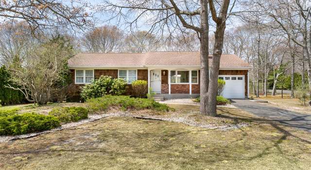 Photo of 16 Middle Rd, Hampton Bays, NY 11946