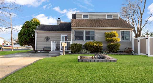 Photo of 103 E Granada Ave, Lindenhurst, NY 11757