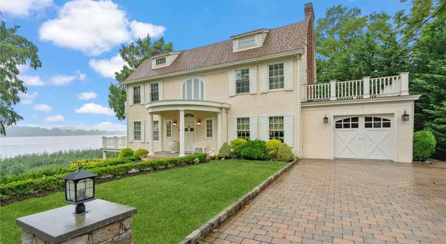 Photo of 1 Alston Pl, Douglaston, NY 11363