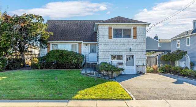Photo of 228 Jefferson Ave, Island Park, NY 11558