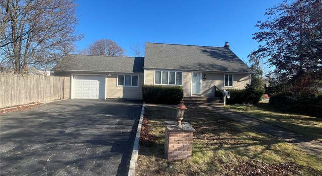 Photo of 493 17th St, West Babylon, NY 11704