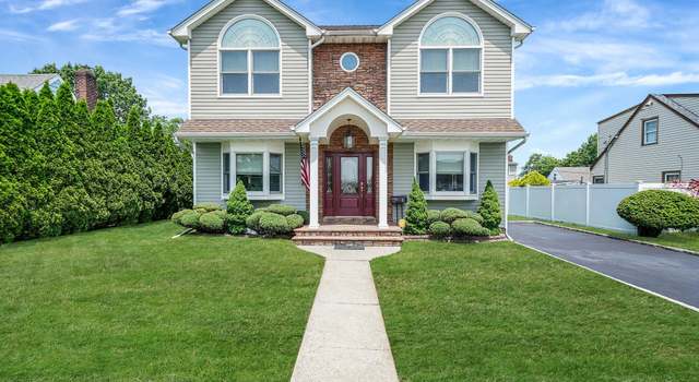 Photo of 8 Bryant St, Bethpage, NY 11714