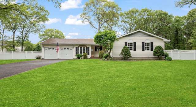 Photo of 15 Maria Ct, Holbrook, NY 11741
