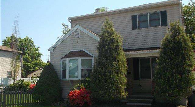 Photo of 851 Roosevelt St, West Hempstead, NY 11552