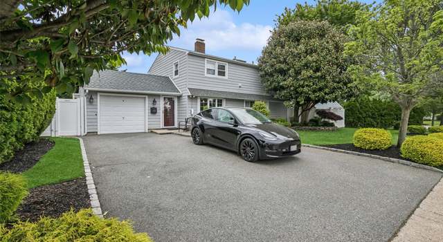 Photo of 8 Ripple Ln, Levittown, NY 11756