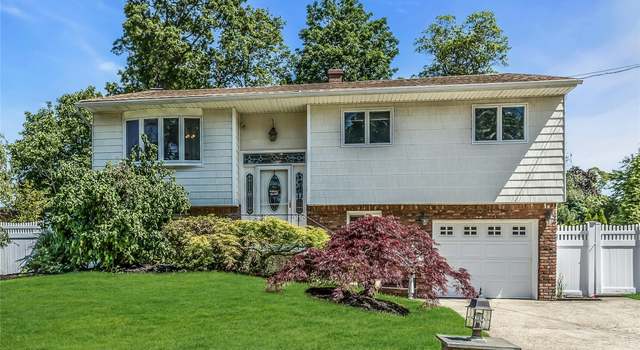 Photo of 100 Doncaster Ave, West Islip, NY 11795