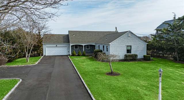 Photo of 11 Beech Rd, Islip, NY 11751