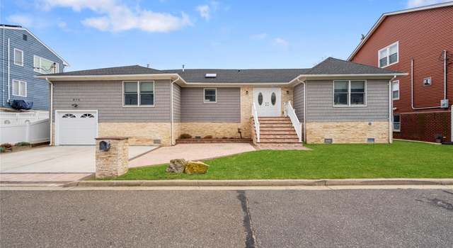 Photo of 956 Pacific St, Lindenhurst, NY 11757