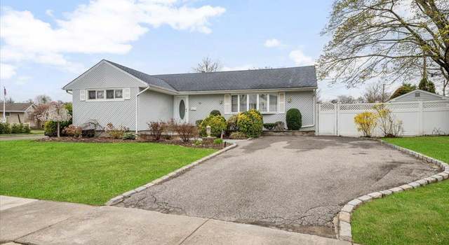 Photo of 72 Berkshire Rd, Bethpage, NY 11714