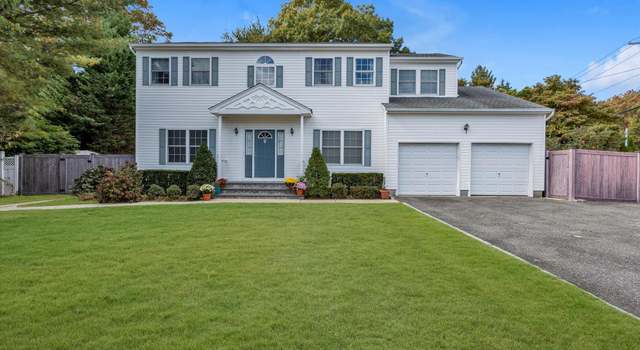Photo of 3 Ona Ave, Dix Hills, NY 11746