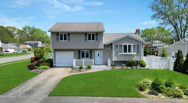 Photo of 1 Katie Ct, Lake Grove, NY 11755