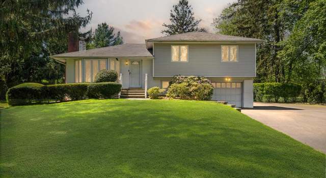 Photo of 17 Duquesne Dr, Greenlawn, NY 11740