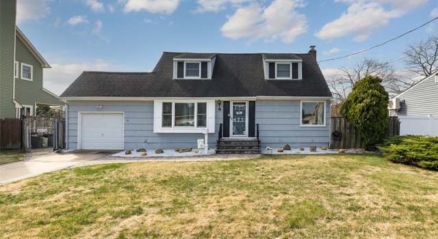 Photo of 4 Prade Ln, Massapequa Park, NY 11762