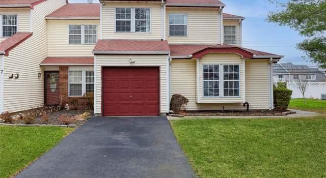 Photo of 6 Cornwallis Ct, Coram, NY 11727