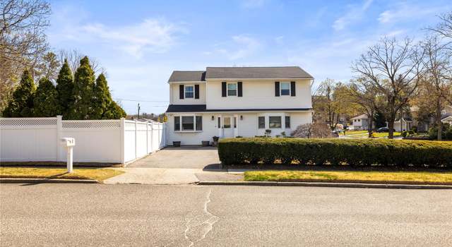 Photo of 3 Glacier Dr, Smithtown, NY 11787