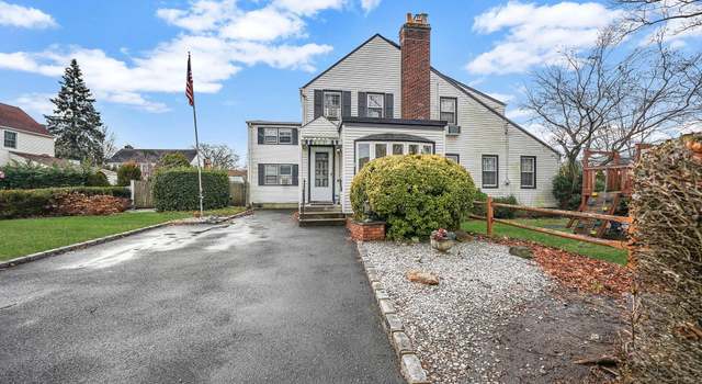 Photo of 22 Salisbury Ave, Stewart Manor, NY 11530