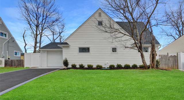 Photo of 43 Deep Ln, Wantagh, NY 11793