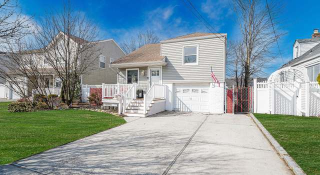 Photo of 43 Coolidge Ave, Amity Harbor, NY 11701