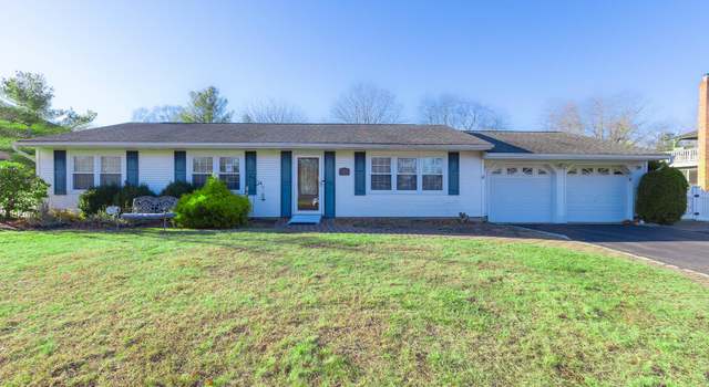 Photo of 14 Hemlock Ln, Smithtown, NY 11787