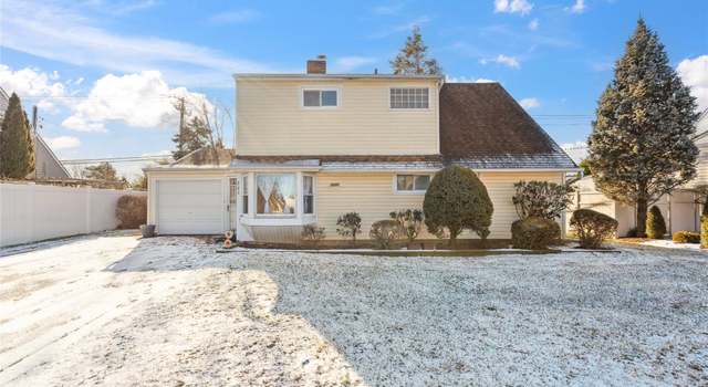 Property at 206 Spindle Rd, Hicksville, NY 11801, 5 beds, 2 baths