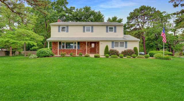 Photo of 10 Heritage Pl S, Nesconset, NY 11767
