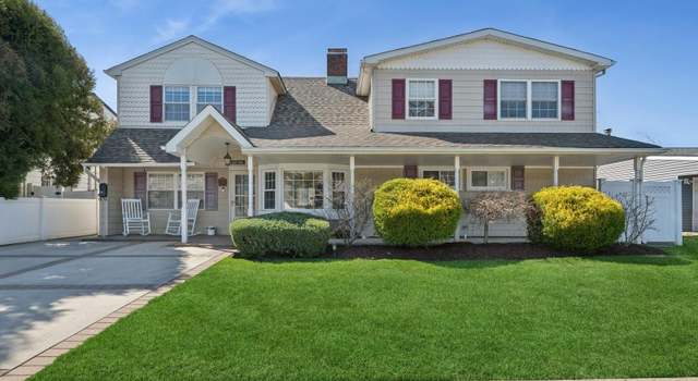 Photo of 20 Ribbon Ln, Wantagh, NY 11793