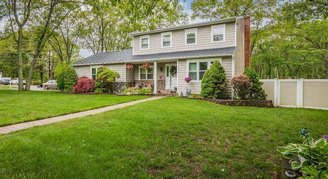 Photo of 3 Deerfield Ct, Holtsville, NY 11742