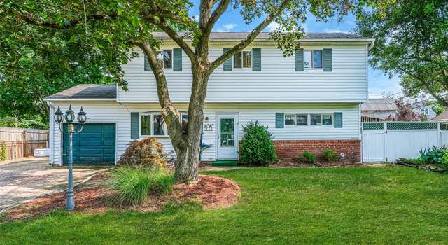 Photo of 3 Woods Ln, Centereach, NY 11720