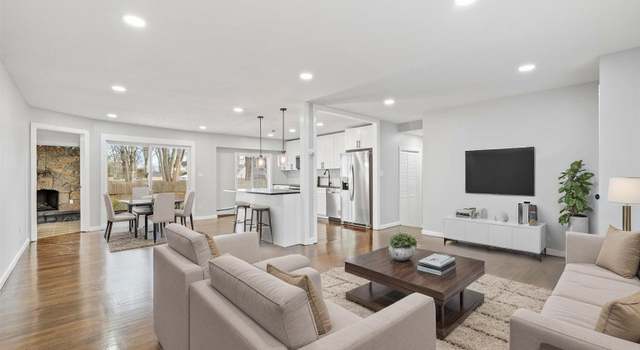 Photo of 28 W Oakdale St, Bay Shore, NY 11706