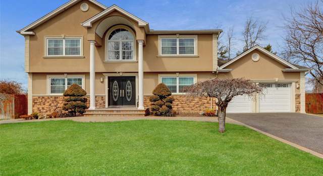 Photo of 7 Megan Ct, Bellport, NY 11713