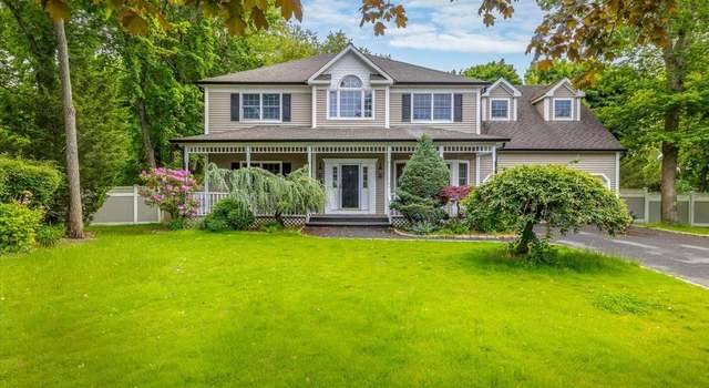 Photo of 10 Aspen Cir, Saint James, NY 11780
