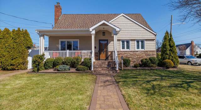 Photo of 5 Crocus Ave, Merrick, NY 11566